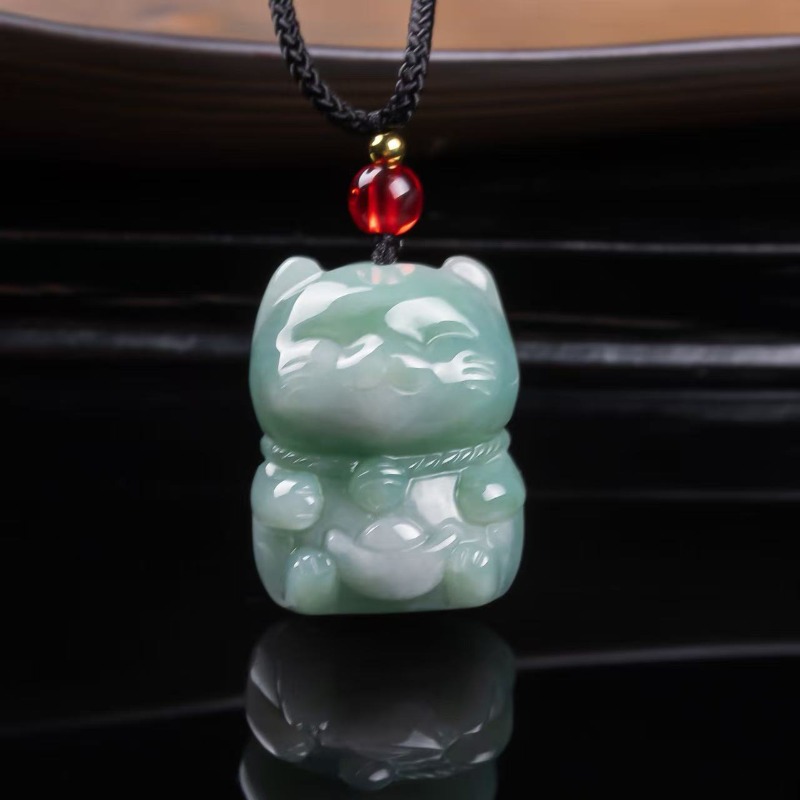 Jewelry & Watches Bench - Liontin Kucing Keberuntungan dari Giok Zamrud